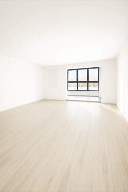 Wohnbereich - Renovierte, großzügige Wohnung mit 2 Zimmern, Fahrstuhl und guter Infrastruktur