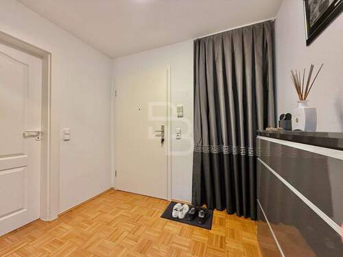 Eingangsbereich mit Abstellkammer - 