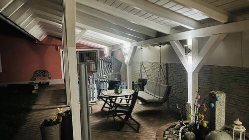 überdachte Sitzfläche
- 