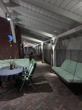 überdachte Sitzfläche
- 