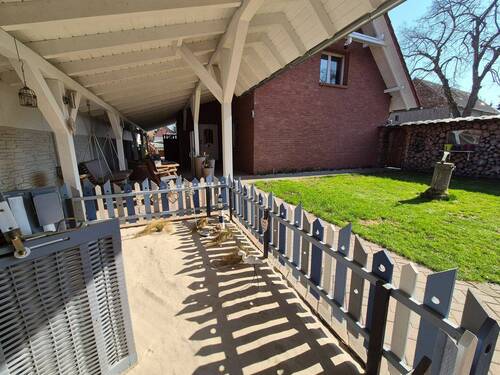 überdachte Sitzfläche
- 