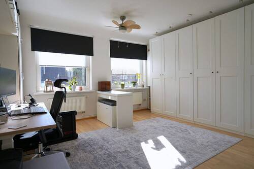 ...gelangen Sie zu einem großen Zimmer (ca. 18m²)... - 
