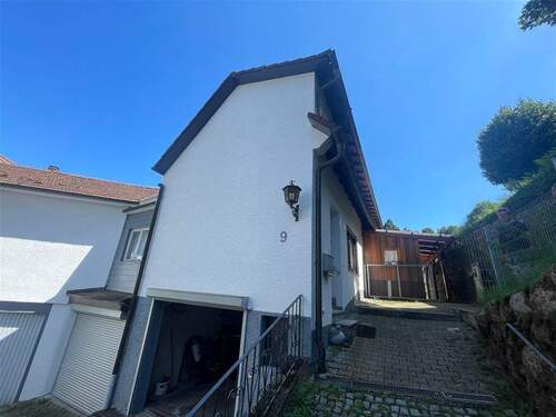 Objektansicht (Weitwinkelaufnahme) - Kleines Haus mit 2 Wohnungen in ruhiger Lage in Bühlertal