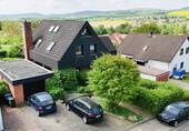 10 Hausansicht mit PKW-Stellplätzen - 