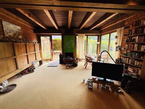 23 Wohnzimmer mit Kamin und Terrassenzugang - 