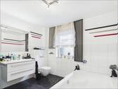 Badezimmer mit Whirlpool EG - 