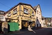 Hausansicht rechts.jpg - Einfamilienhaus mit Weinstube und Gästezimmern