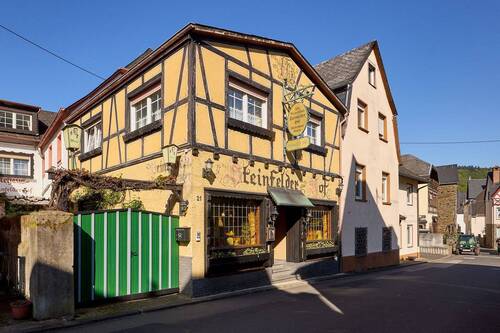 Hausansicht rechts.jpg - Einfamilienhaus mit Weinstube und Gästezimmern