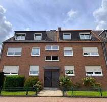 Helle Dachgeschosswohnung in Oberhausen-Buschhausen mit offener Küche, modernem Bad und Garage!