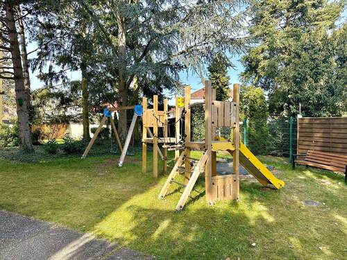 Spielplatz auf dem Grundstück - 