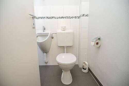 Moderner Sanitärbereich im Erdgeschoss - 