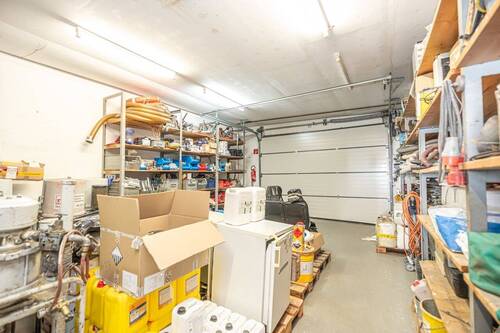 Bequemer Zugang zur Werkstatt durch das Sektionaltor - 