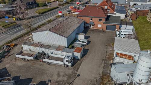 Hinter der Halle ist Plat für Lieferfahrzeuge - Einfamilienhaus in Sande zum Kaufen