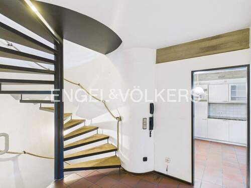 Diele mit Spindeltreppe - 5 Zimmer Doppelhaushälfte in Krefeld