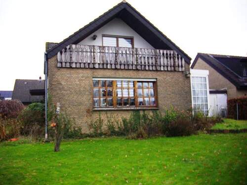Giebel mit Balkon - 4 Zimmer Mehrfamilienhaus, Wohnhaus in Vlotho