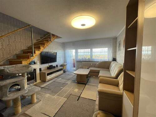 unten: Wohnzimmer (Weitwinkelaufnahme) - 4 Zimmer Etagenwohnung zum Kaufen in Rastatt