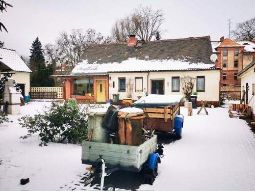 Wohnhaus vom Tor aus - Einfamilienhaus mit 150,00 m&sup2; in Bernsdorf zum Kaufen