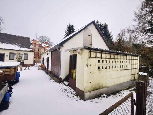 Wohnhaus und Nebengebäude - 