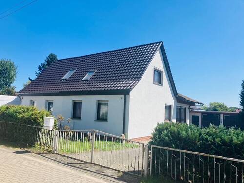 Straßenansicht - Idyllisch wohnen in Griebo - Doppelhaushälfte mit 2 Garagen und großem Garten