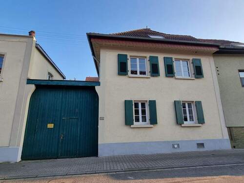 Hausansicht mit Hoftor - Hell, einladend, gemütlich. Altbaucharme mit mediterranem Hofflair in MA-Seckenheim. Ohne Provision!