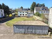 Blick zu Haus mit 3 weiteren Garagen - 