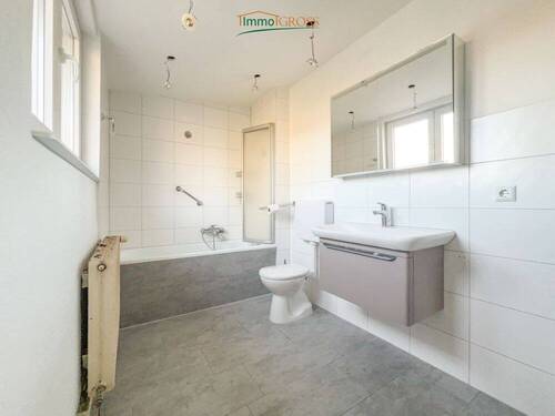 Modernes Bad mit Badewanne - 3 Zimmer Etagenwohnung in Lörrach
