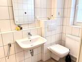 separates Gäste-WC mit Waschmaschinenanschluss - 