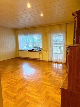 Wohnzimmer im EG mit Zugang zur Terrasse - 