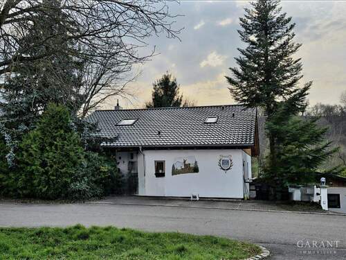 Vorderansicht - Wohnhaus mit Gewerbeanteil und Nebengebäude