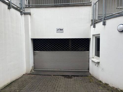 Tiefgarageneinfahrt - 3 Zimmer Etagenwohnung in Leipzig