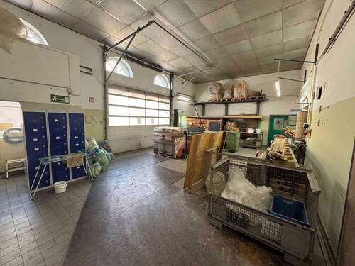 Vorraum West mit Rolltoren - 