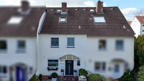 Straßenansicht - Gepflegtes und zentral gelegenes Reihenmittelhaus in beliebter Wohnlage