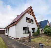 Einzigartiges Einfamilienhaus in Debstedt: Geräumiges Wohnen mit zwei Garagen und großem Grundstück - Geestland