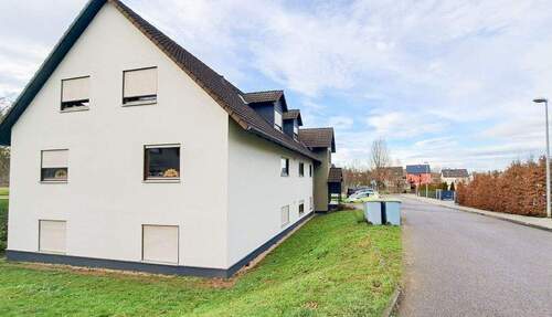 Hausansicht - Wohnen im Grünen: 2-Raum-Wohnung mit Balkon!