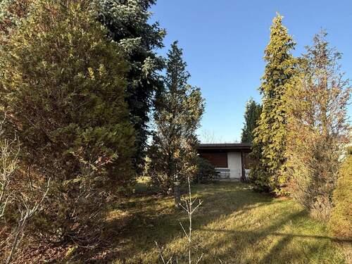 Blick auf den Freizeitbungalow - Grundstück in Berlin-Pankow