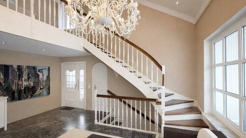 Diele mit Aufgang zur Galerie - 7 Zimmer Einfamilienhaus zum Kaufen in Haldenwang