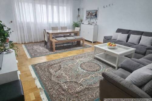 03 Wohnbereich mit Zugang zum Balkon - 5 Zimmer Etagenwohnung in Mannheim