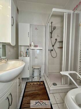 Bad mit Dusche - 