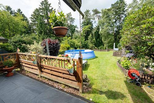 Terrasse mit Blick aufs Grundstück - 