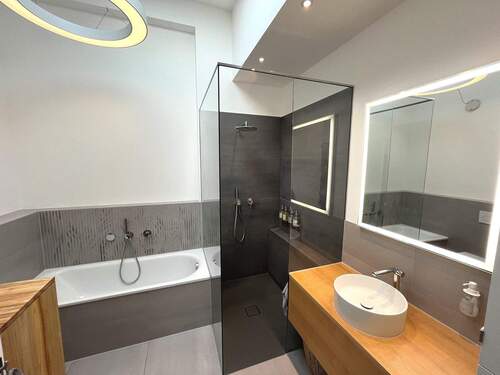 Bad mit Wanne und hochwertiger Glasdusche - 
