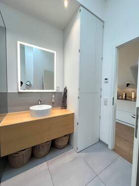 Modernes Bad mit Waschtisch und Einbauschrank - 