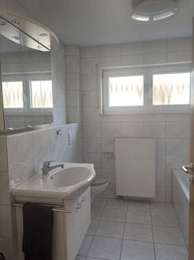 Bad mit Wanne und Dusche - 