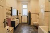 Badezimmer mit Fenster - 