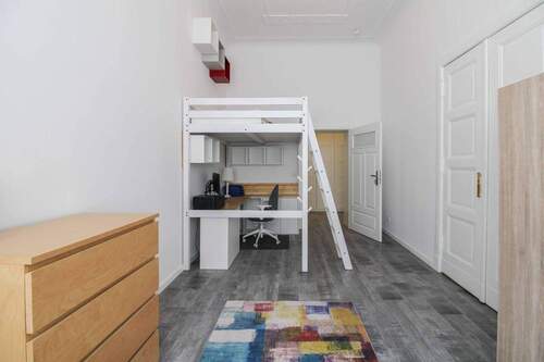 Zimmer 2 mit Tür zum Flur - 