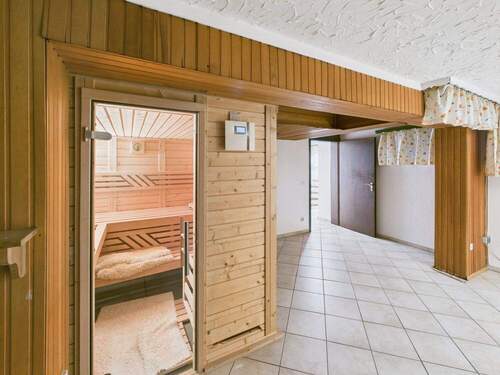 Wellnessraum mit Sauna - 