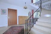 Diele mit Garderobe/Treppenhaus - 7 Zimmer Einfamilienhaus zum Kaufen in Otterfing