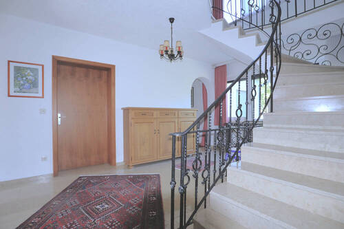 Diele mit Garderobe/Treppenhaus - 7 Zimmer Einfamilienhaus zum Kaufen in Otterfing