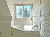 Tageslichtbad mit Eckbadewanne - 