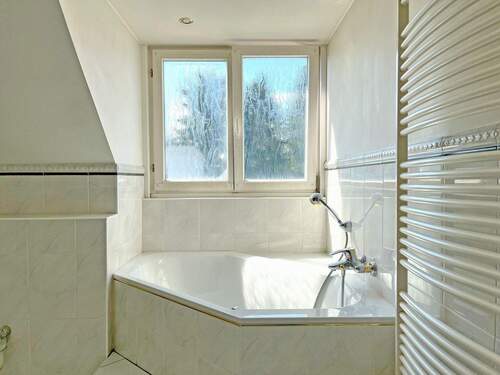 Tageslichtbad mit Eckbadewanne - 