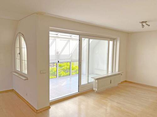 Wohnzimmer mit Zugang zum Wintergarten - 4 Zimmer Einfamilienhaus zum Kaufen in München